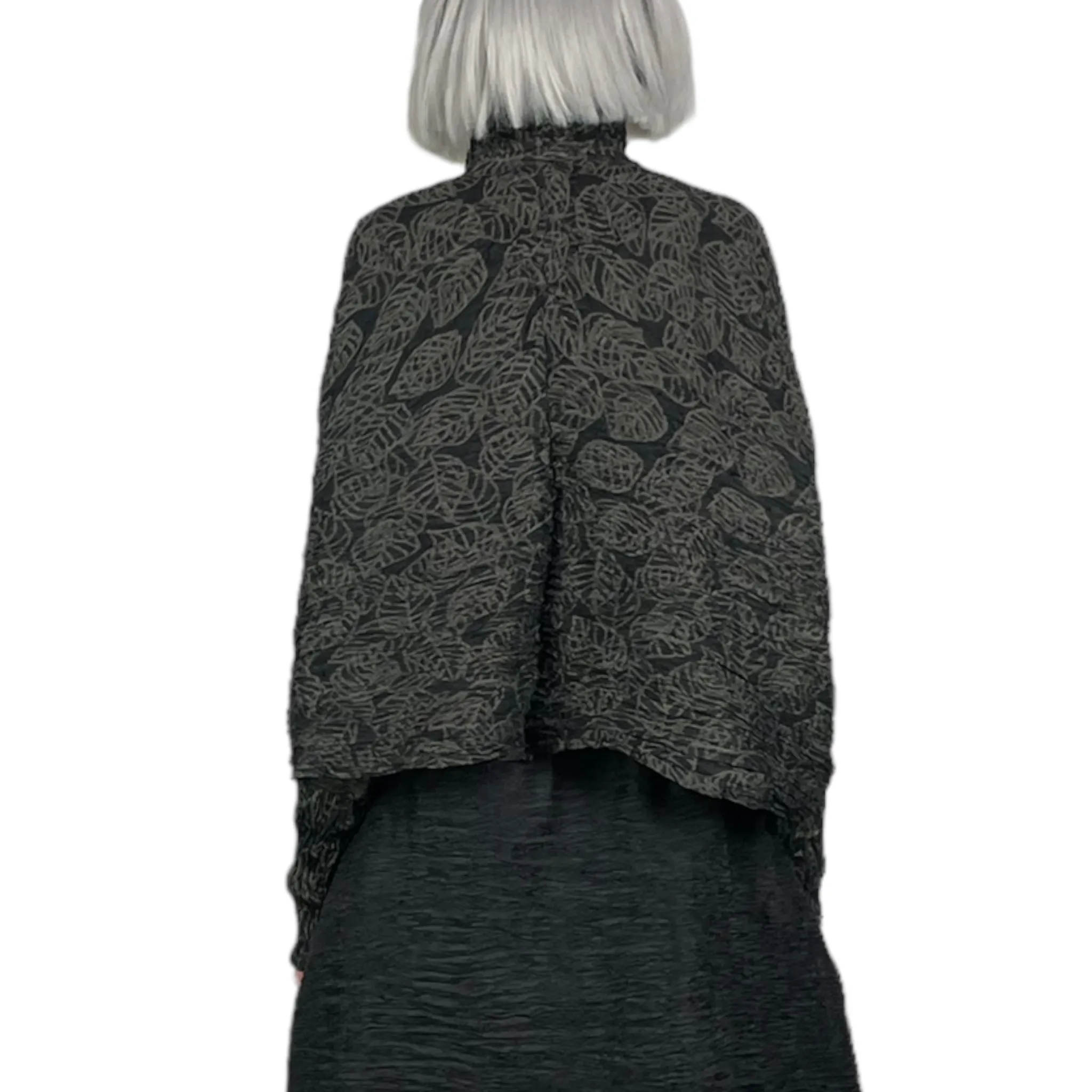 LEAF PRINT PLEATED CROP JACKET